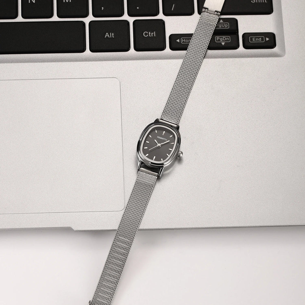 Retro Oval Silver Quartz Watch – Milanese Mesh Strap for Women