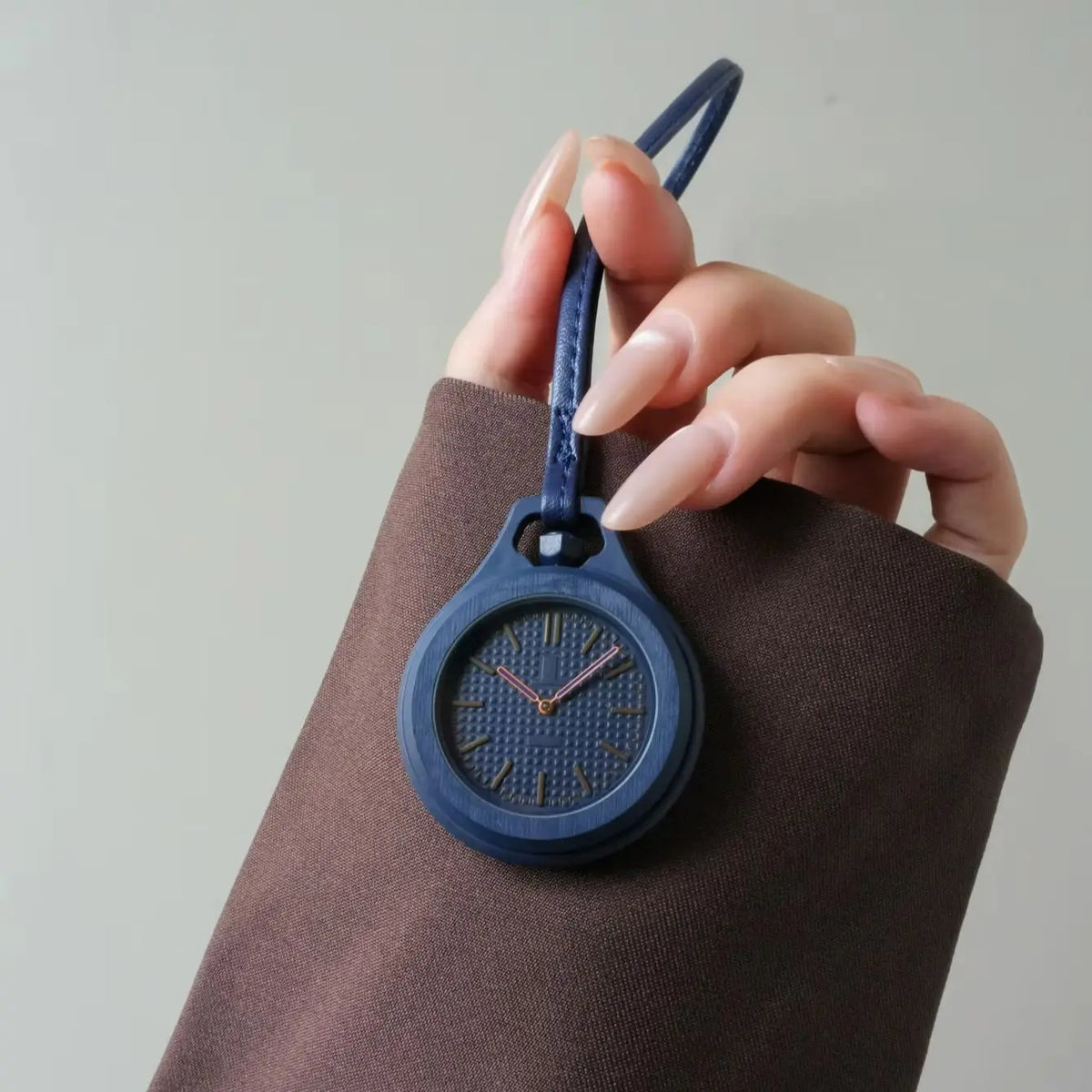 Round Quartz Hanging Watch – Backpack Pendant Portable Clock