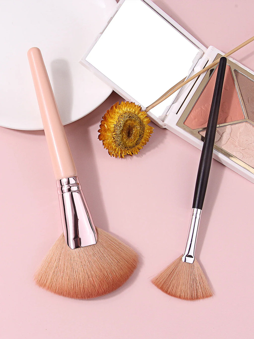 2Pcs Fan Makeup Brush Set – Highlighter Blush & Contour