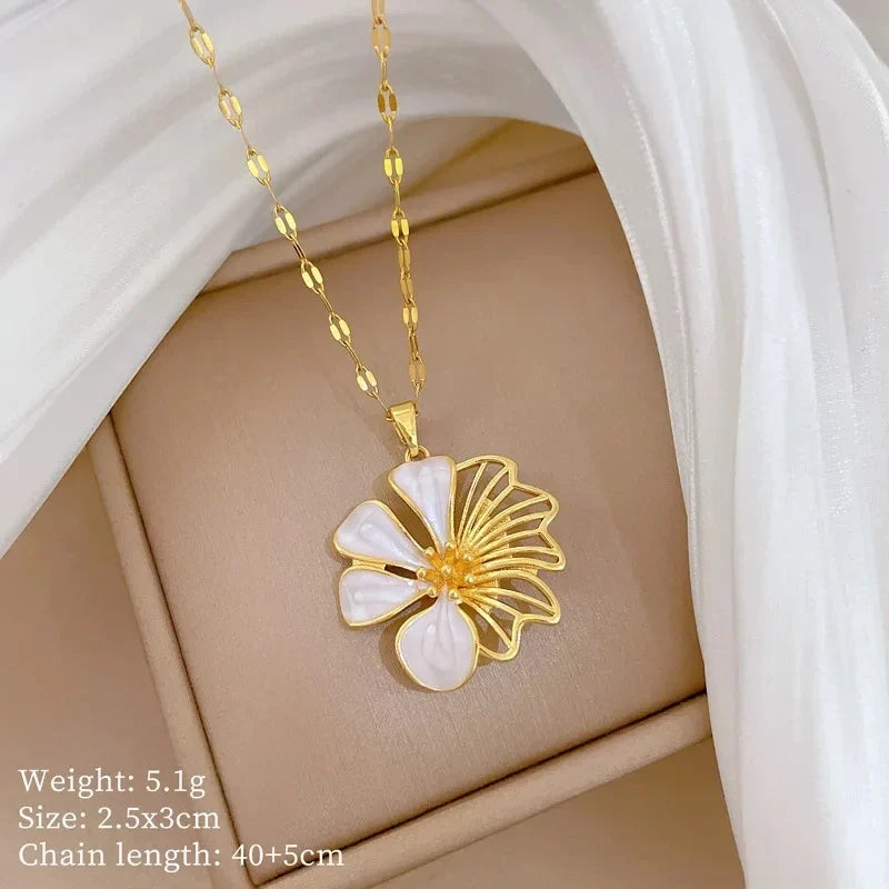 Women's Minimalist Flower Pendant Choker Necklace – Gold