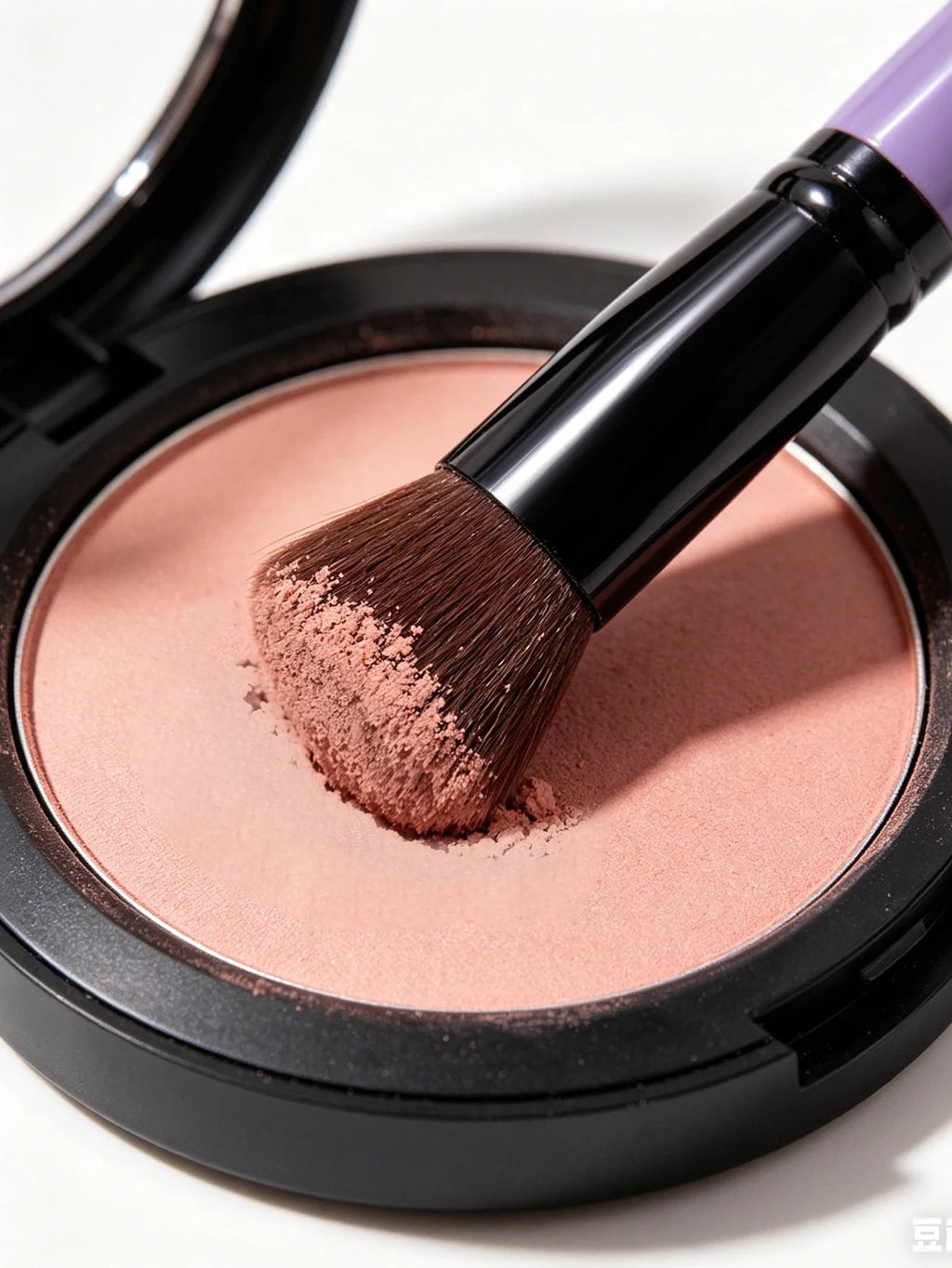 Angled Blush Contour Makeup Brush – Soft Fluffy Synthetic Hair