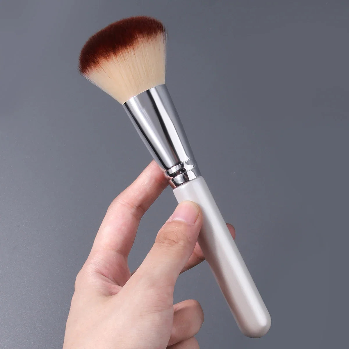 Fluffy Large Powder Brush – Soft Wool Fiber Blush & Contour
