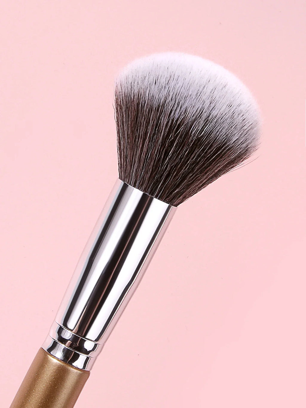 Multi-Purpose Makeup Brush – Blush, Highlight & Contour