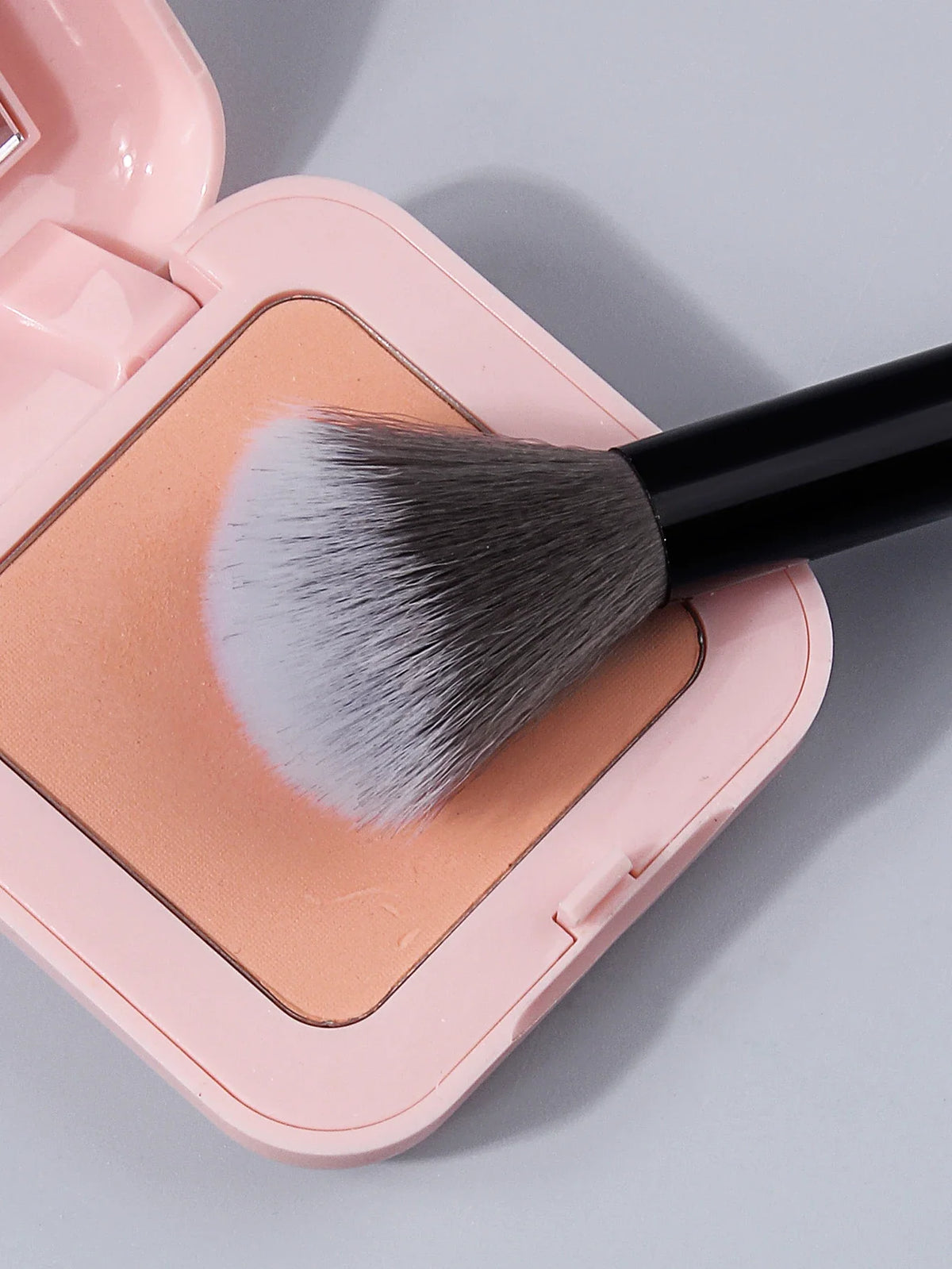Nixie Highlighter Blush Contour Powder Makeup Brush