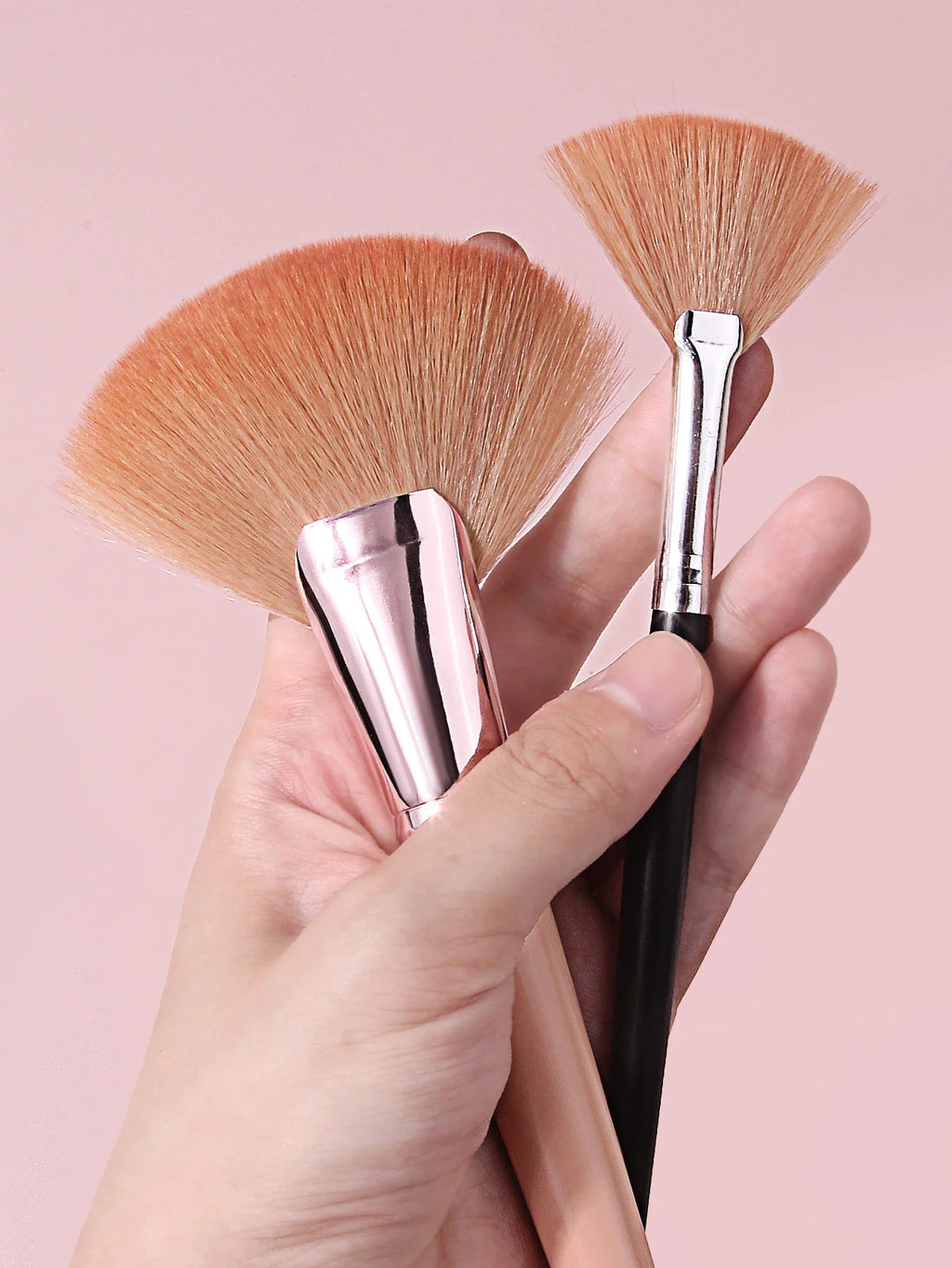 2Pcs Fan Makeup Brush Set – Highlighter Blush & Contour