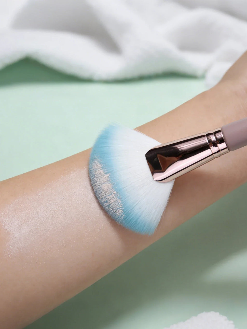 Nixie Fan Shaped Loose Powder & Contour Makeup Brush