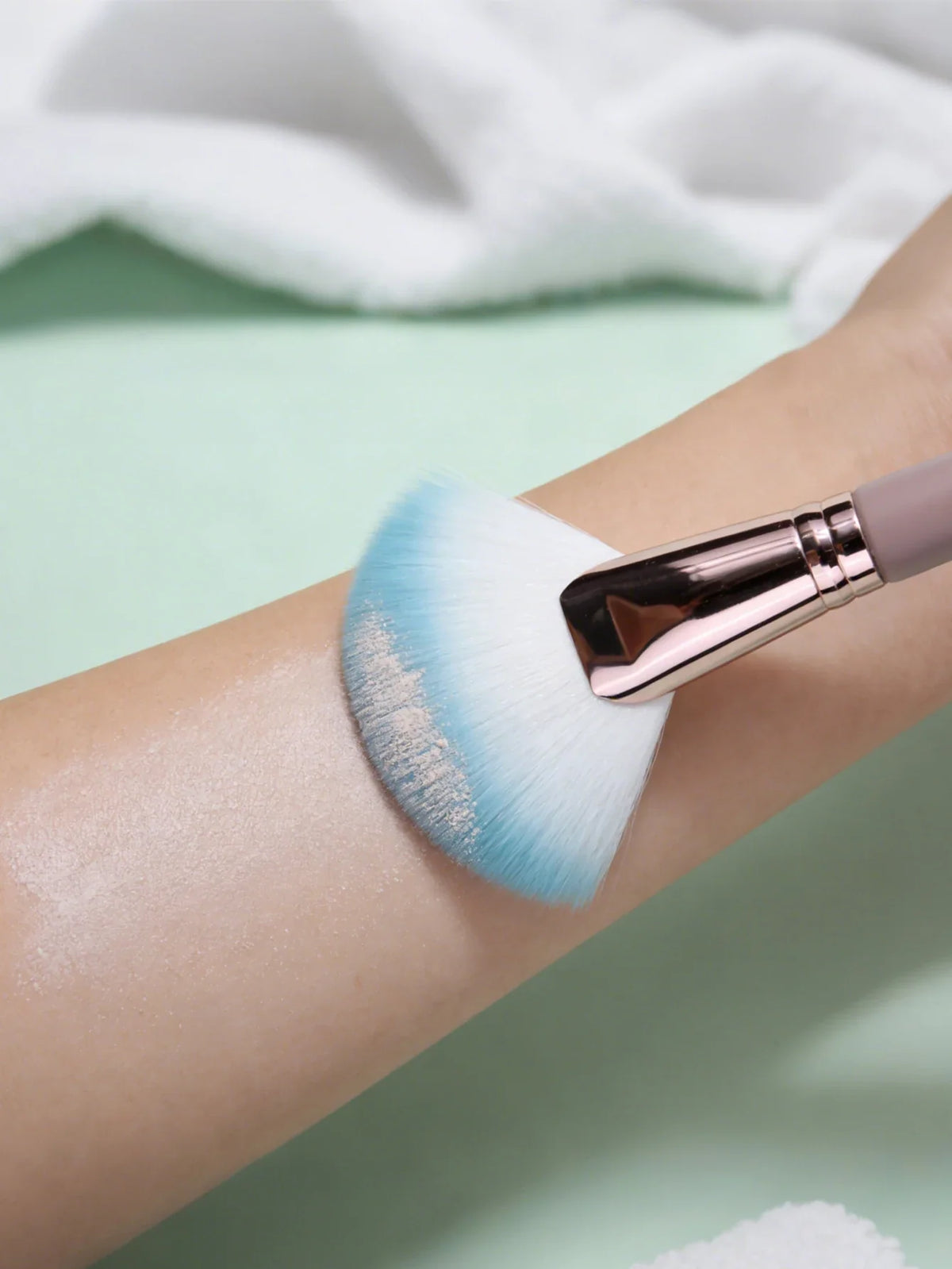 Nixie Fan Shaped Loose Powder & Contour Makeup Brush