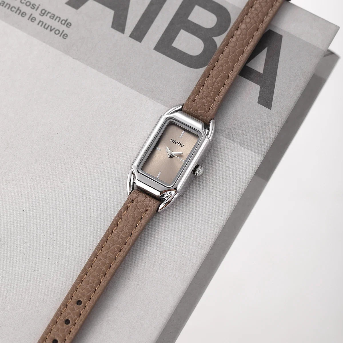 Women's Retro Quartz Watch – Leather Band, Numberless Dial