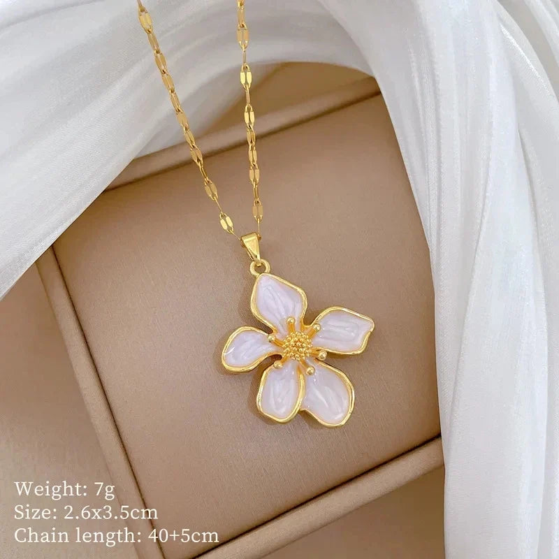 Women's Minimalist Flower Pendant Choker Necklace – Gold