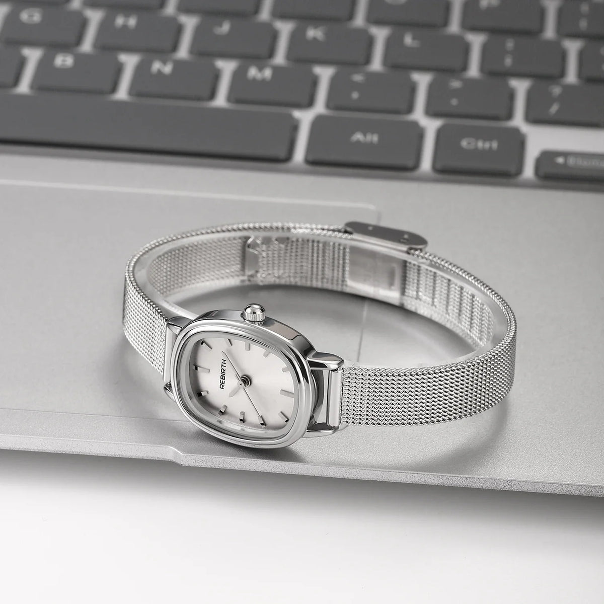 Retro Oval Silver Quartz Watch – Milanese Mesh Strap for Women