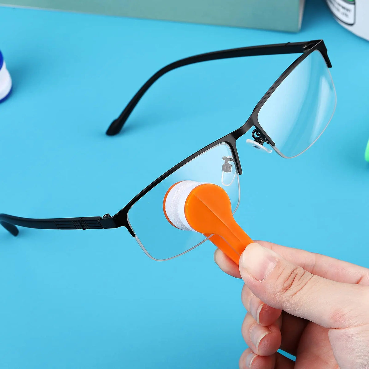 Mini Portable Eyeglass Cleaner Clip – Microfiber Lens Wipe Tool