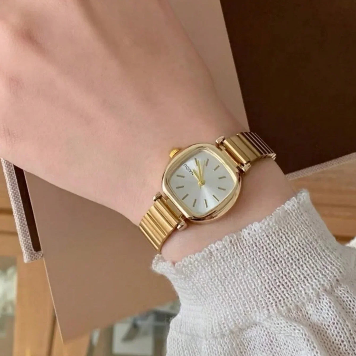 Women's Retro Quartz Watch – Stainless Steel Strap & Numberless Dial