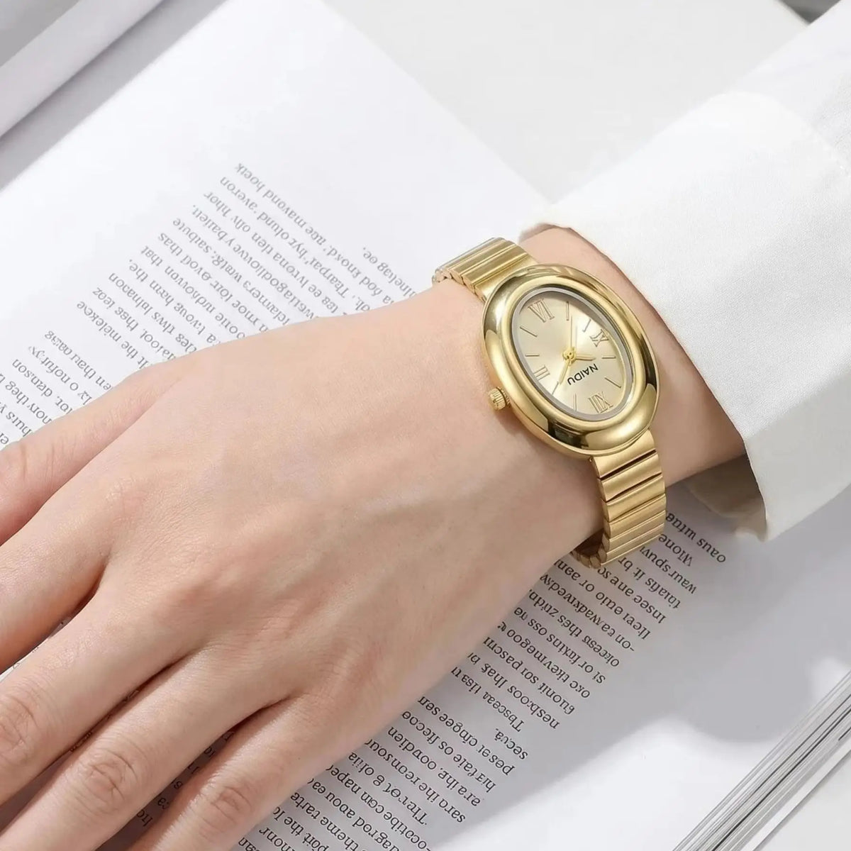 Naidu Oval Quartz Watch – Light Luxury Roman Numeral Style