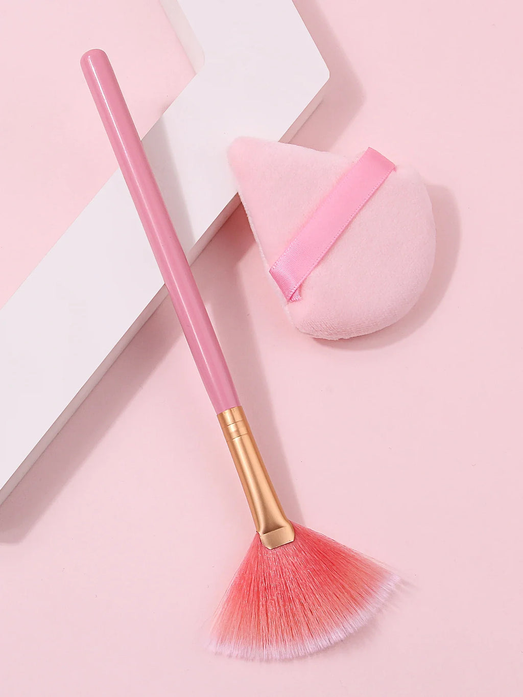 Nixie Pink Fan Brush Set – Highlighter, Blush & Sponge