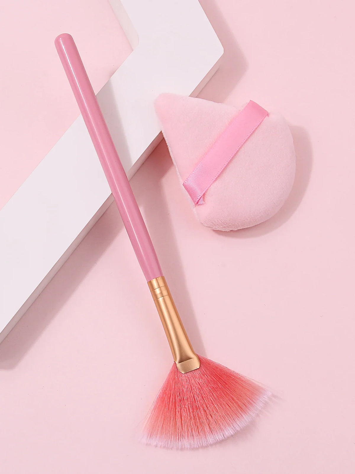 Nixie Pink Fan Brush Set – Highlighter, Blush & Sponge