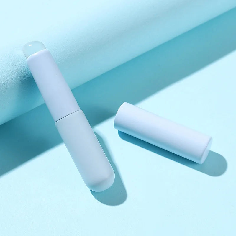 Silicone Lip Brush with Cover – Mini Portable Cosmetic Tool