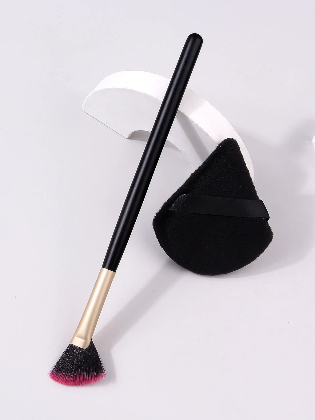 Fan-Shaped Contour Brush & Triangle Powder Puff Set – 2 Pcs