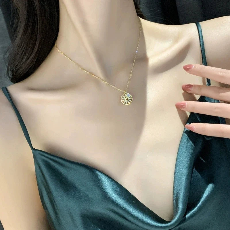 Zircon Wheel Pendant Necklace – Minimalist Gold Clavicle Chain