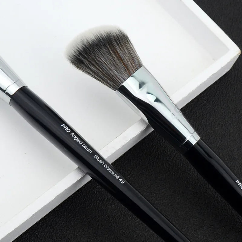 Angled Contouring Brush – Cheekbone Blush & Sculpting Brush