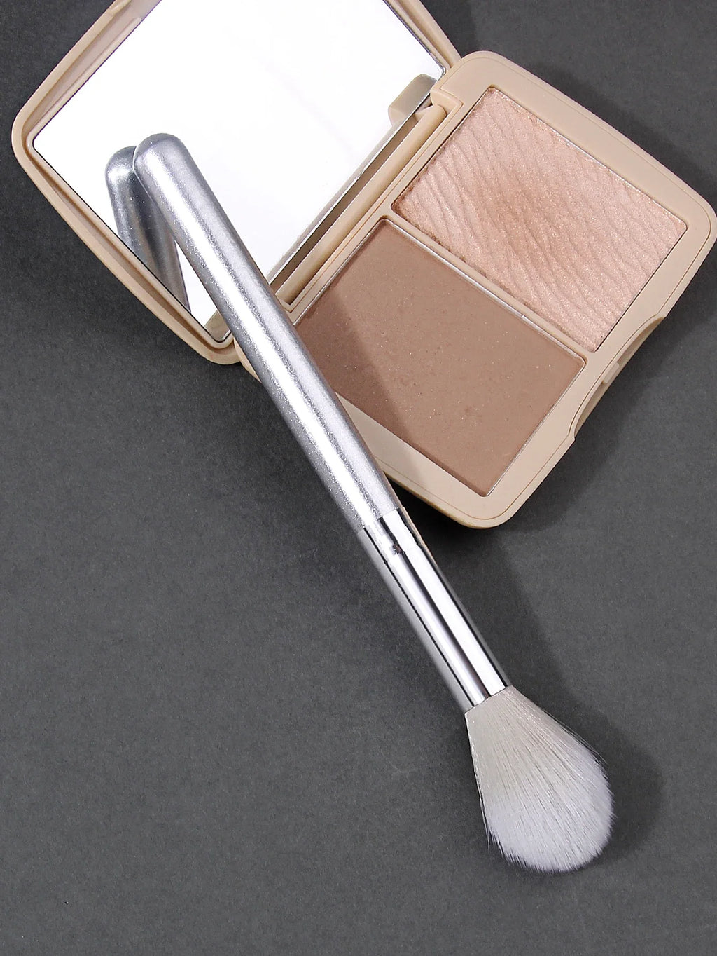 Blush & Highlight Makeup Brush – Soft Fiber, Wooden Handle