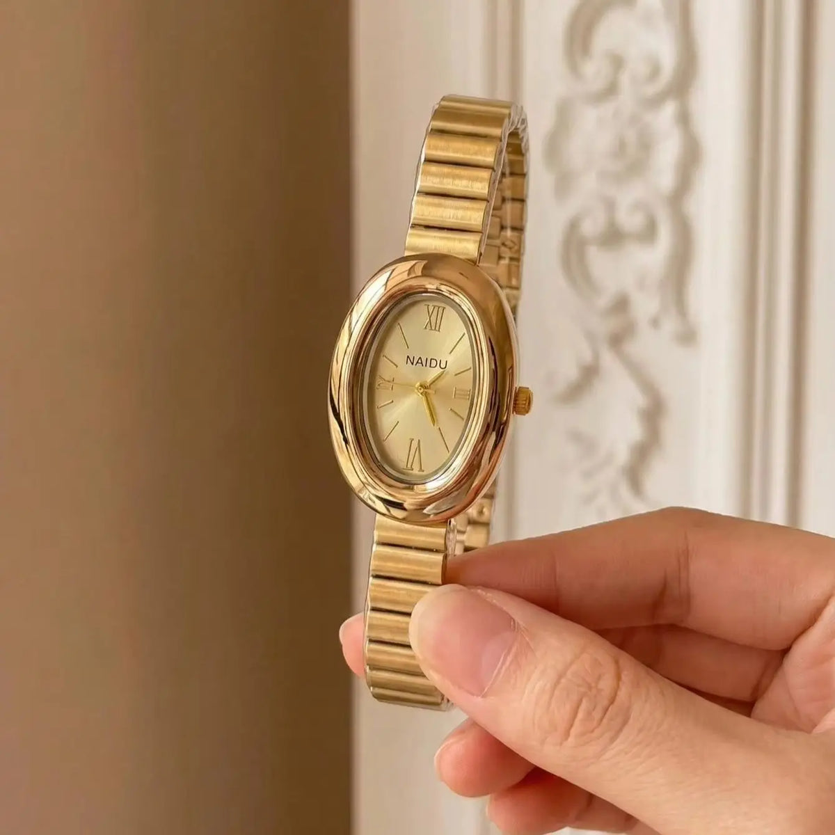 Naidu Oval Quartz Watch – Light Luxury Roman Numeral Style