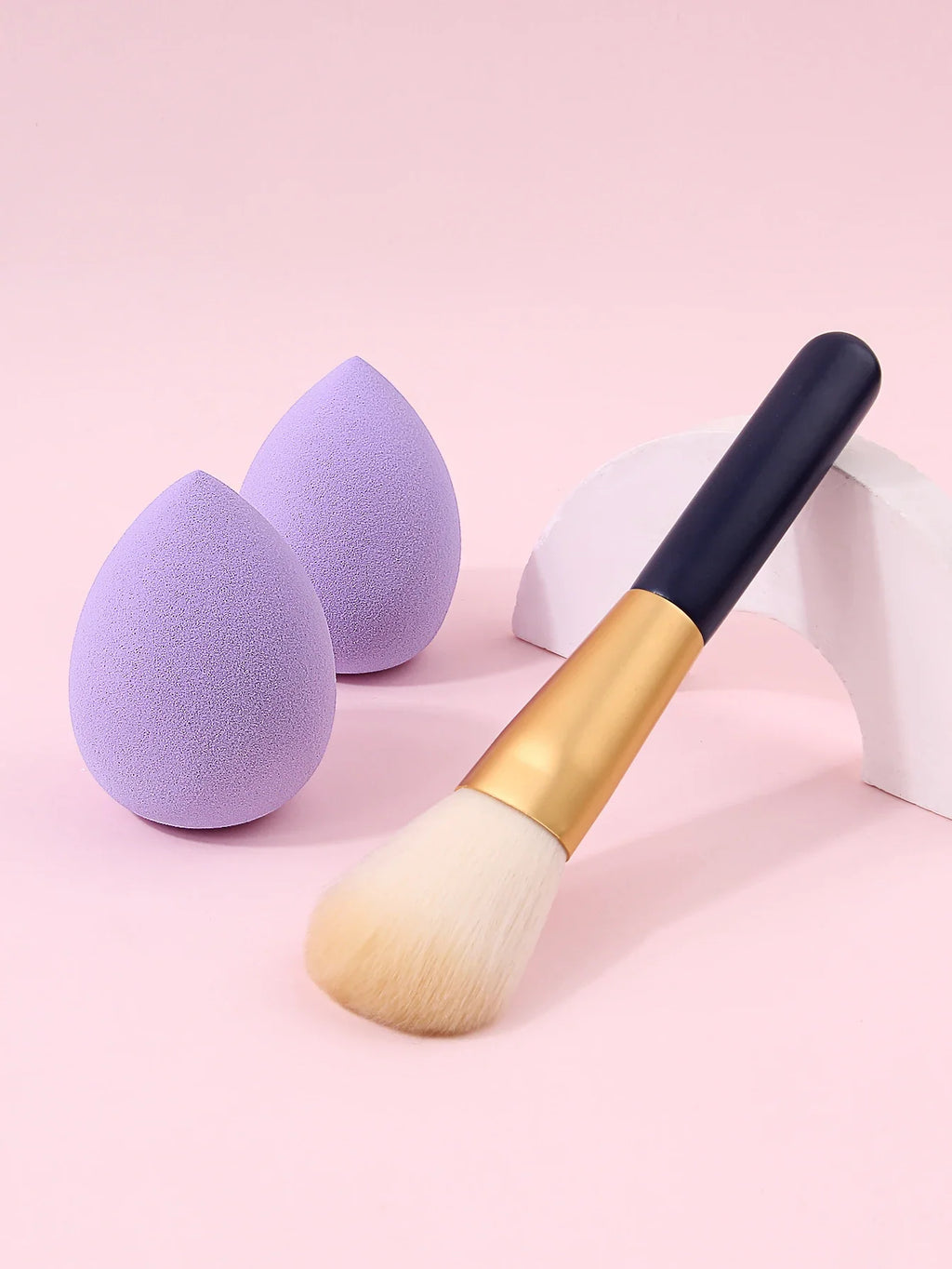3-Piece Makeup Set: Blush Brush + 2 Water Drop Sponges