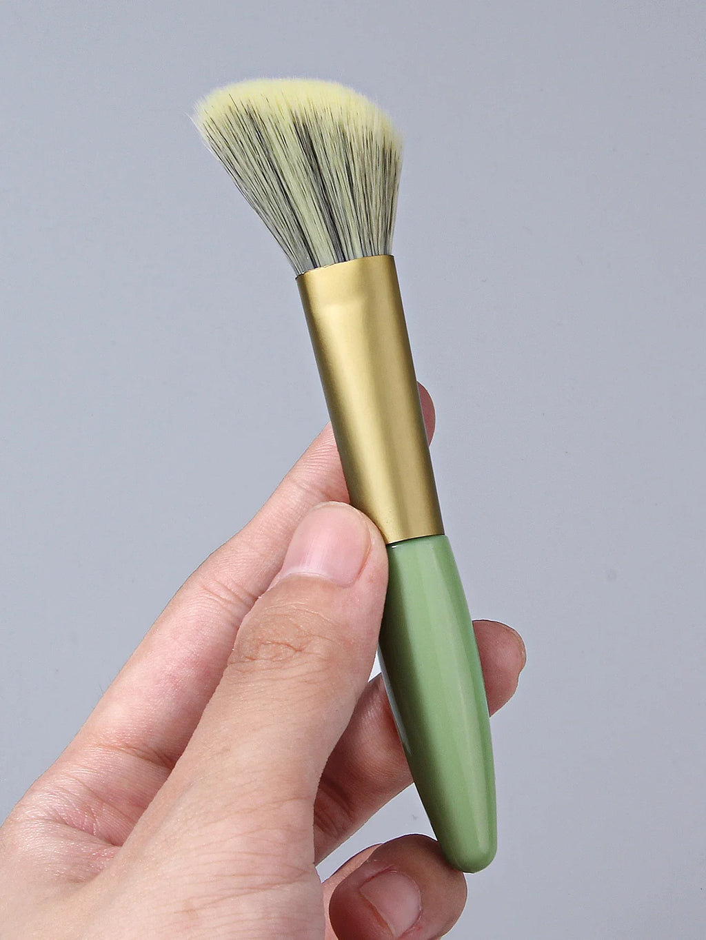 Angled Blush Brush – Soft Wool Fiber for Contour & Bronzer