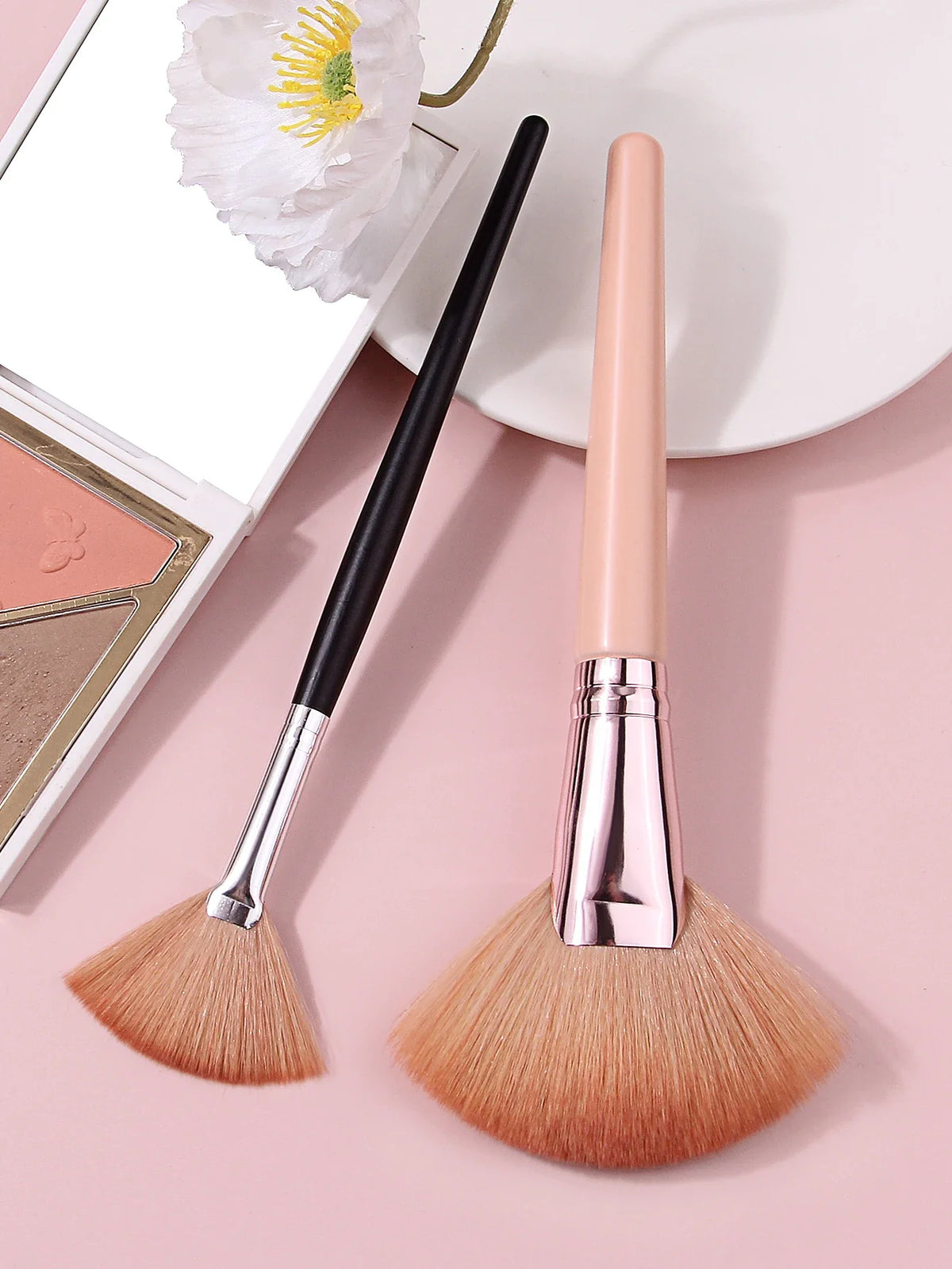 2Pcs Fan Makeup Brush Set – Highlighter Blush & Contour
