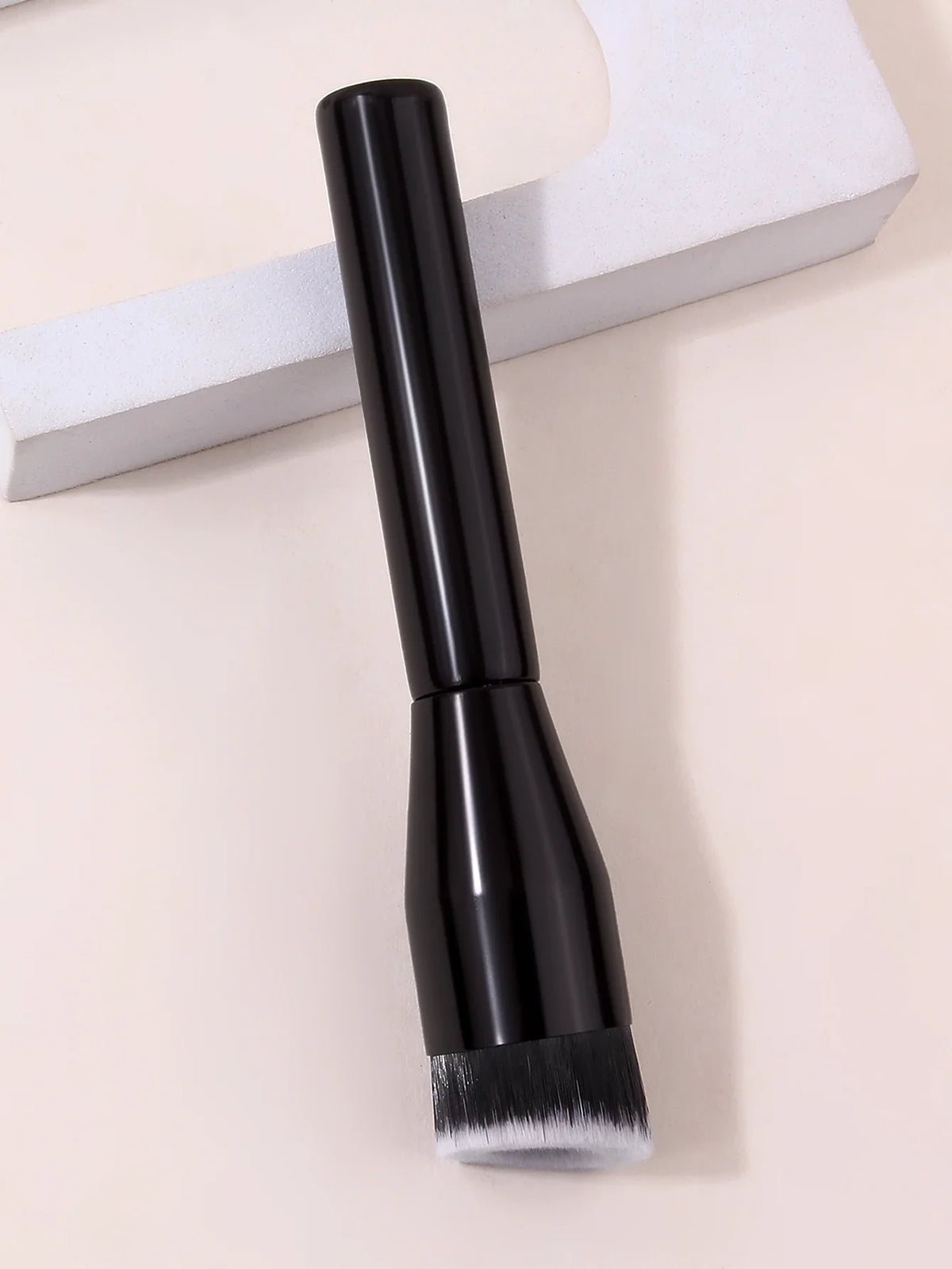 Nixie Facial Makeup Brush – Foundation, Blush & Contour