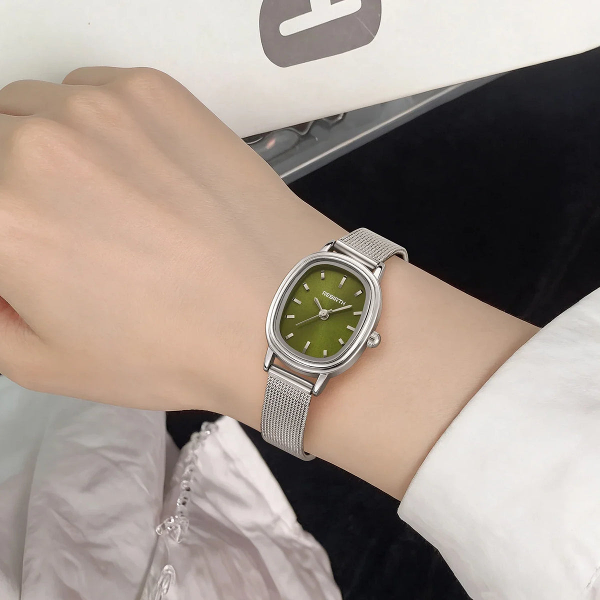 Retro Oval Silver Quartz Watch – Milanese Mesh Strap for Women