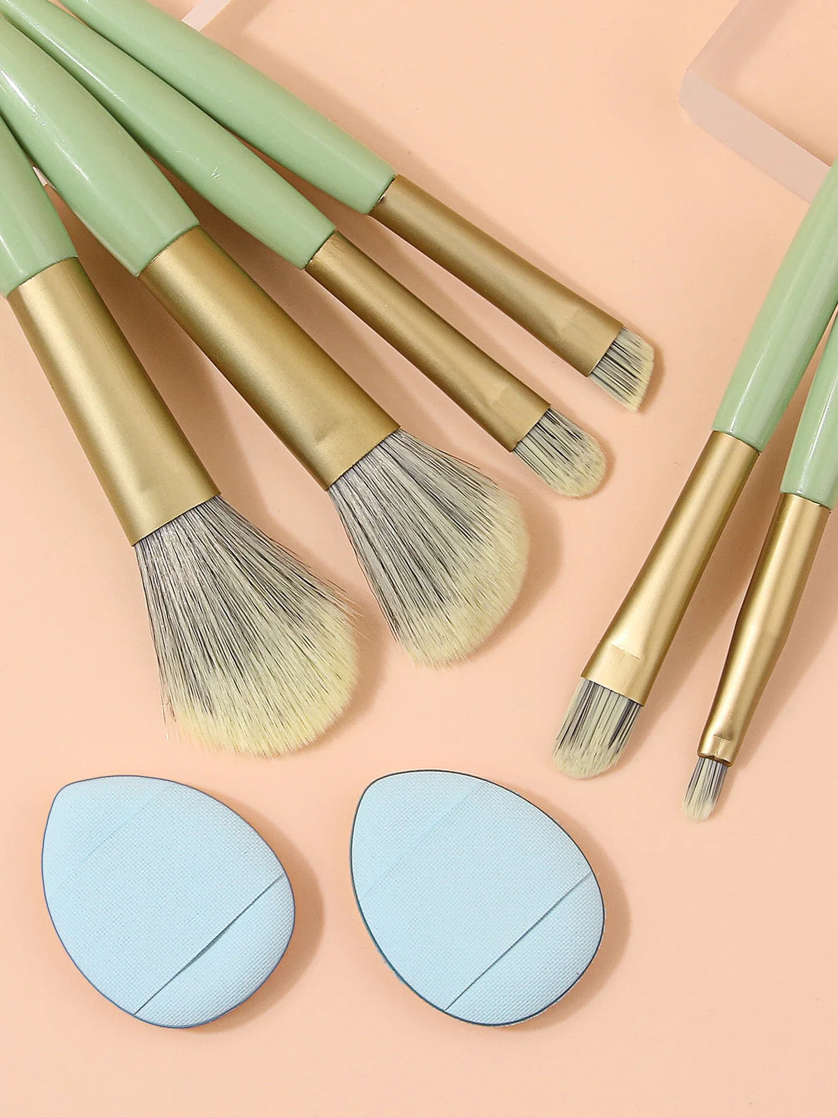 8-Piece Makeup Brush Kit – Soft Synthetic Brushes & Finger Puffs