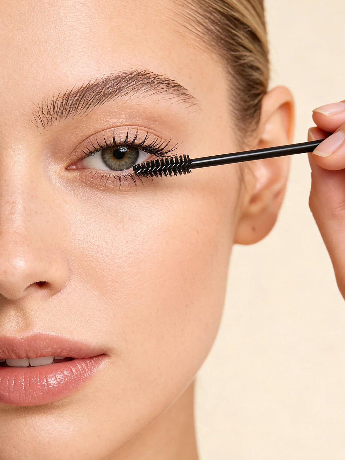 20 Mascara Wands & Eyebrow Brushes + 4 Makeup Sponges
