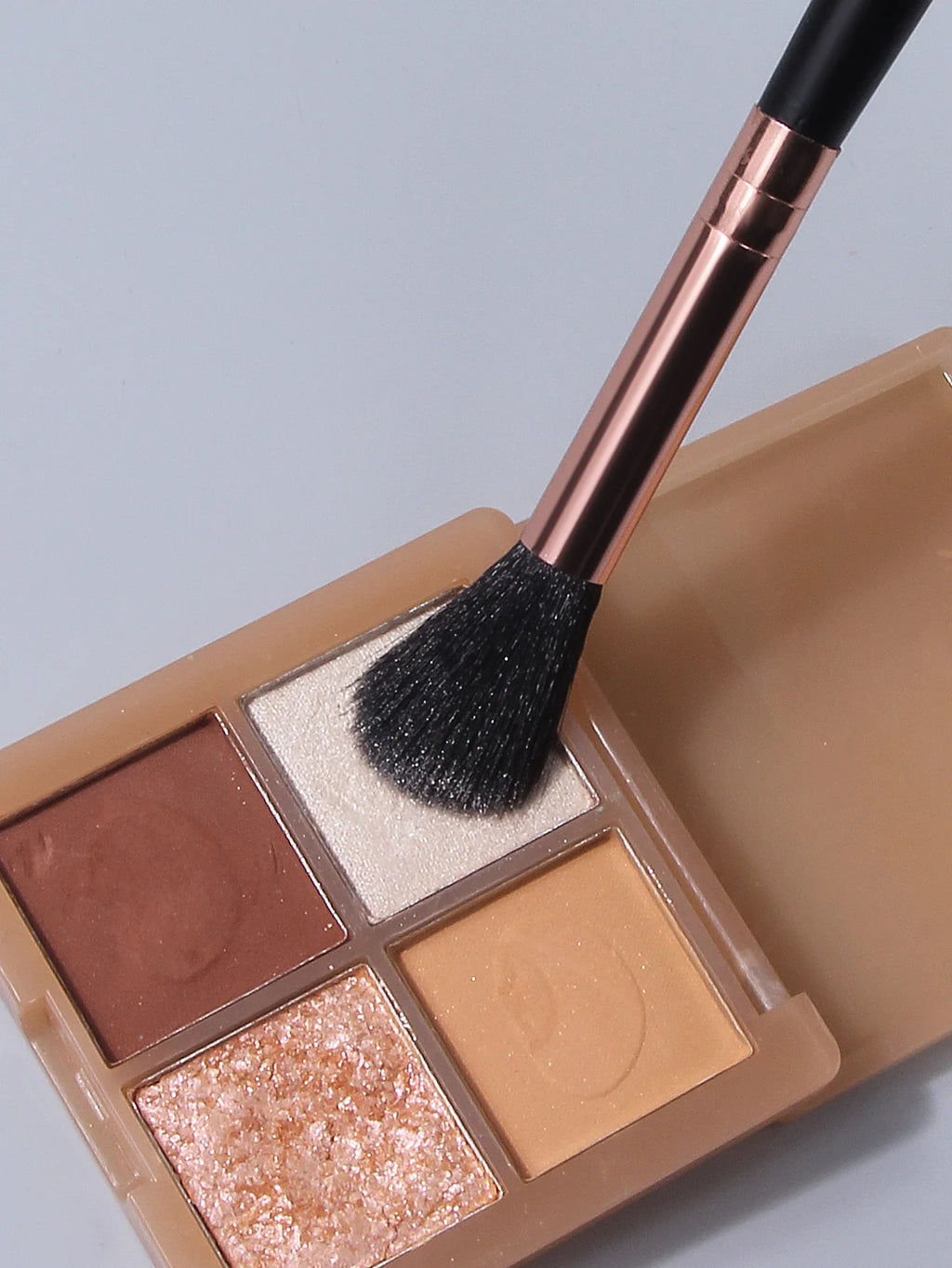 Nixie Multifunctional Highlighter Blush & Contour Makeup Brush