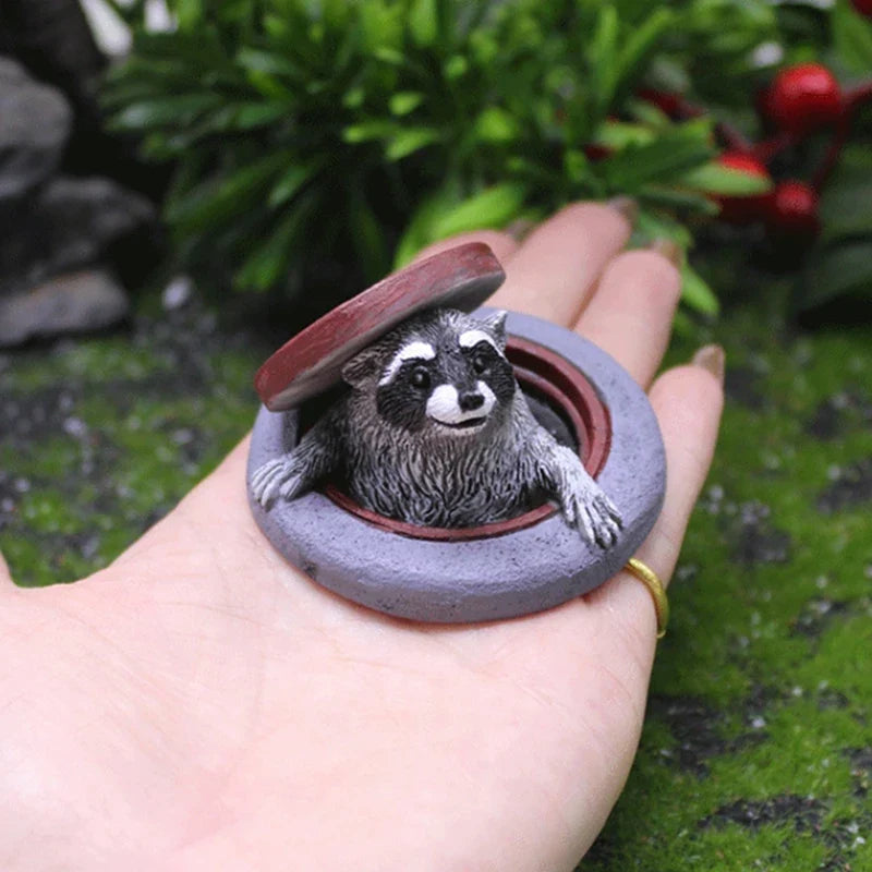 Raccoon Manhole Cover Garden Ornament – Resin Microlandscape Decor