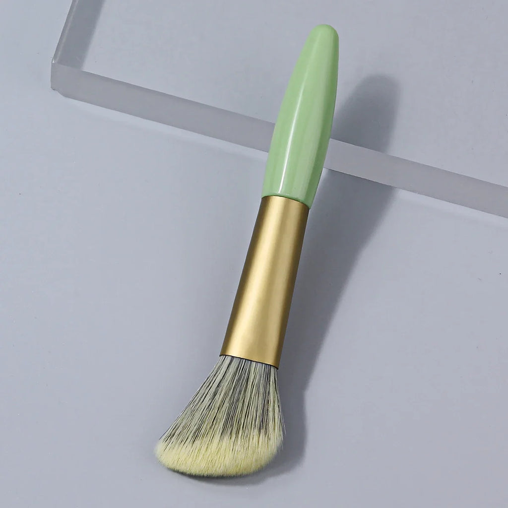 Angled Blush Brush – Soft Wool Fiber for Contour & Bronzer