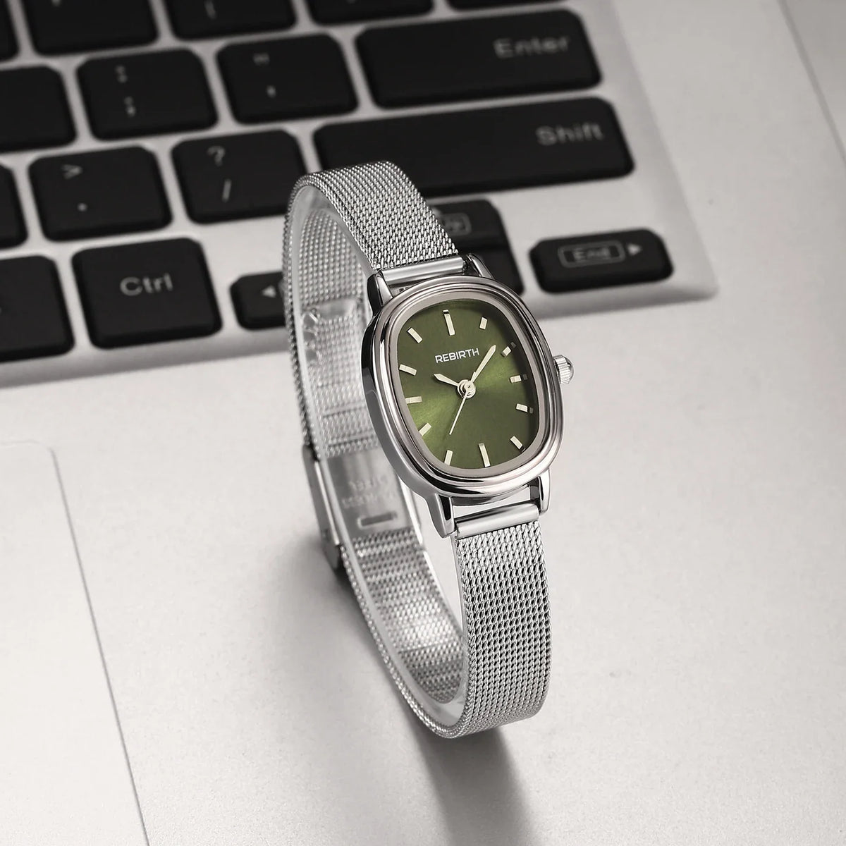 Retro Oval Silver Quartz Watch – Milanese Mesh Strap for Women