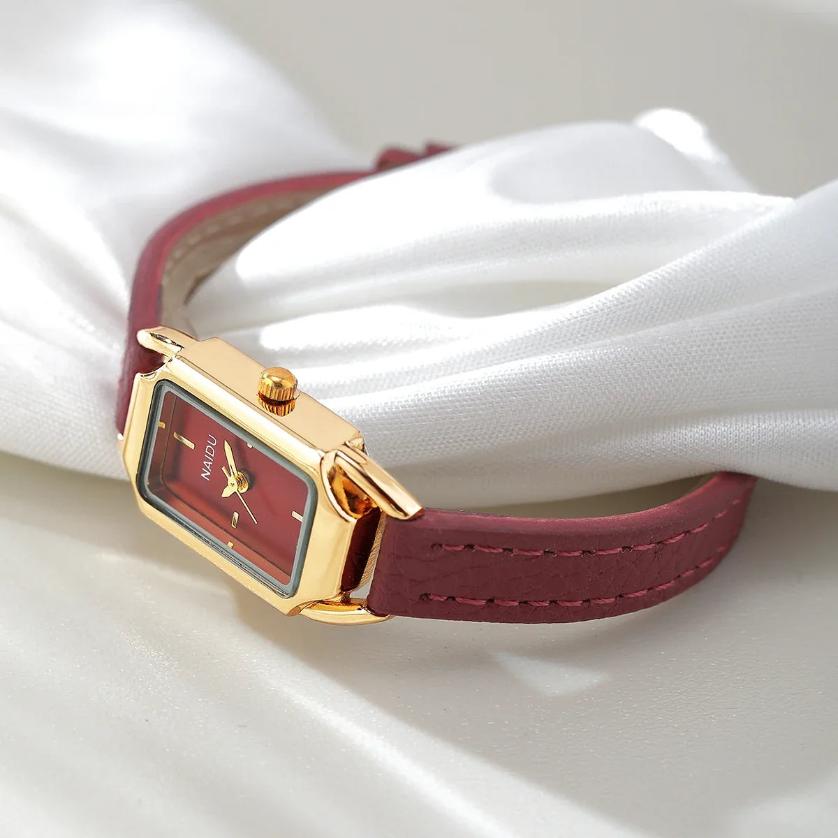 Women's Retro Quartz Watch – Leather Band, Numberless Dial