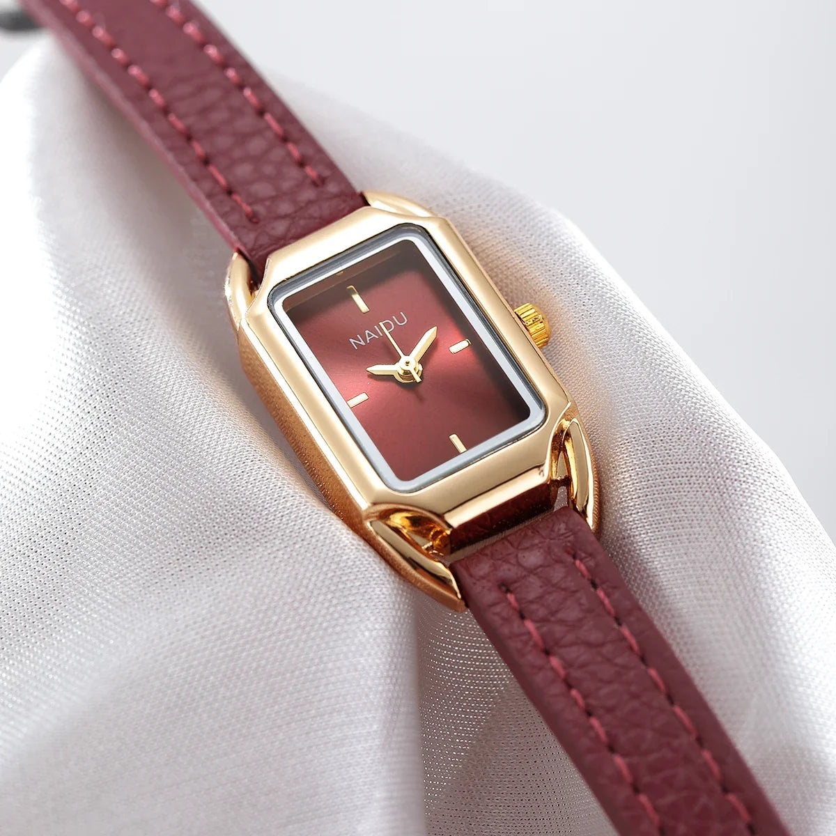 Women's Retro Quartz Watch – Leather Band, Numberless Dial