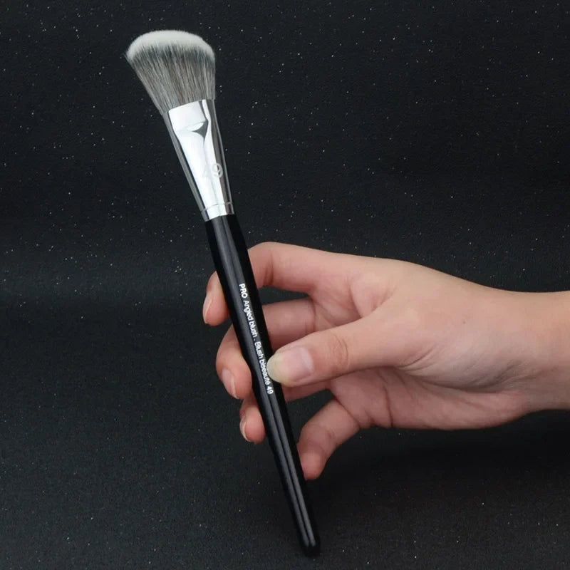 Angled Contouring Brush – Cheekbone Blush & Sculpting Brush