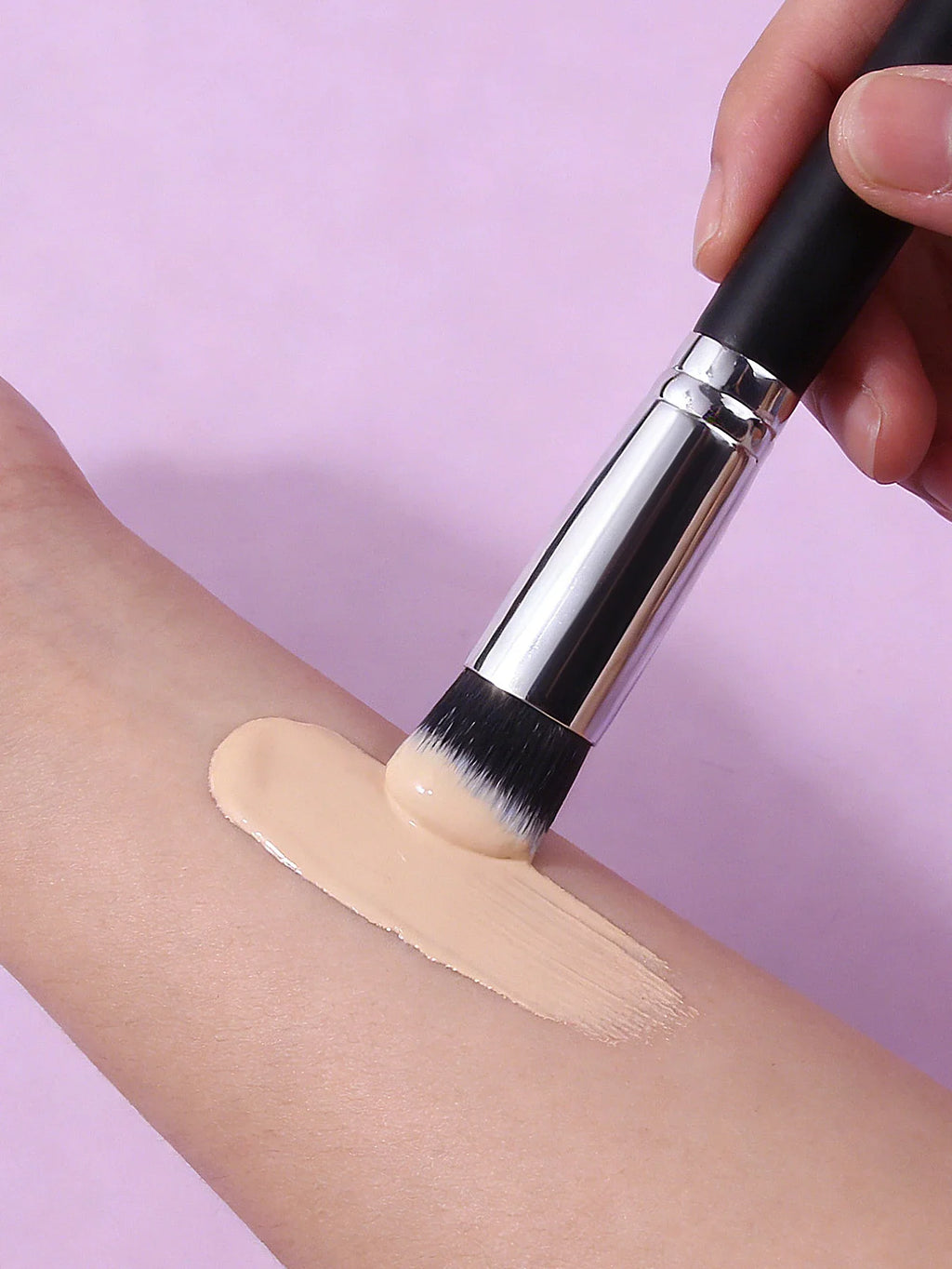 Angled Foundation & Concealer Brush – Streak-Free Finish