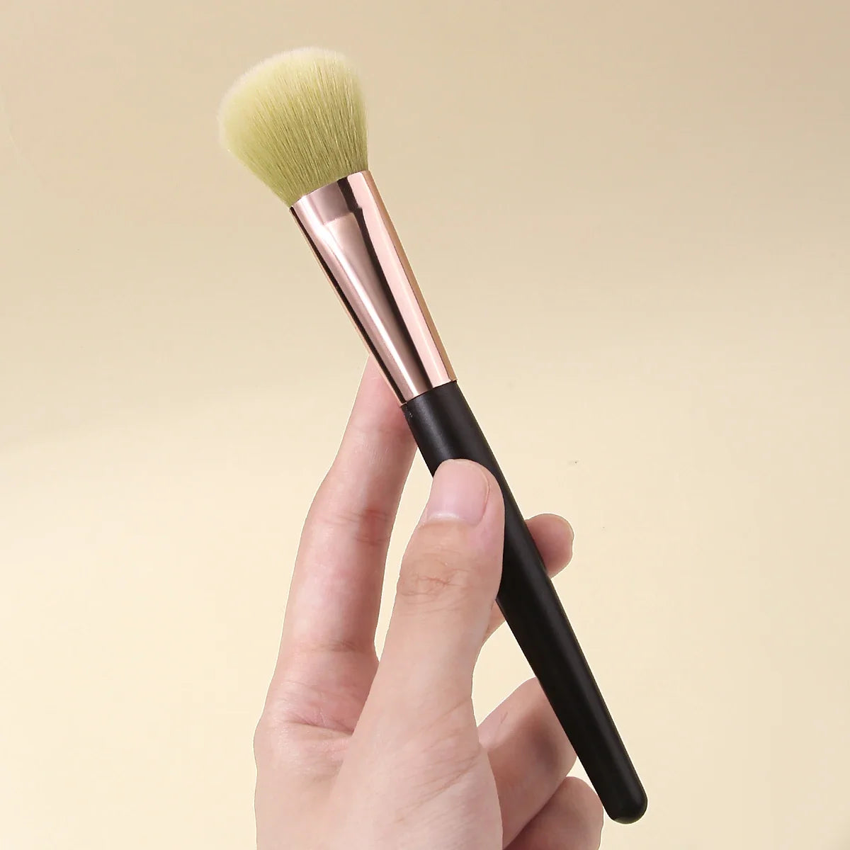 Soft Round Blush Brush – Loose Powder Contouring Makeup Tool