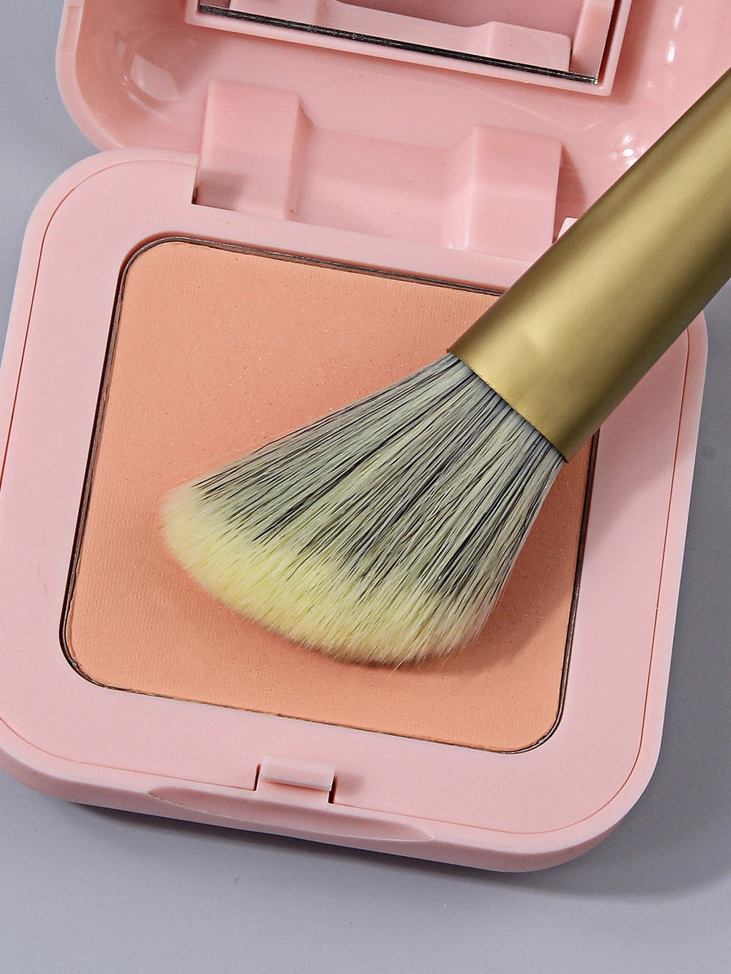 Angled Blush Brush – Soft Wool Fiber for Contour & Bronzer
