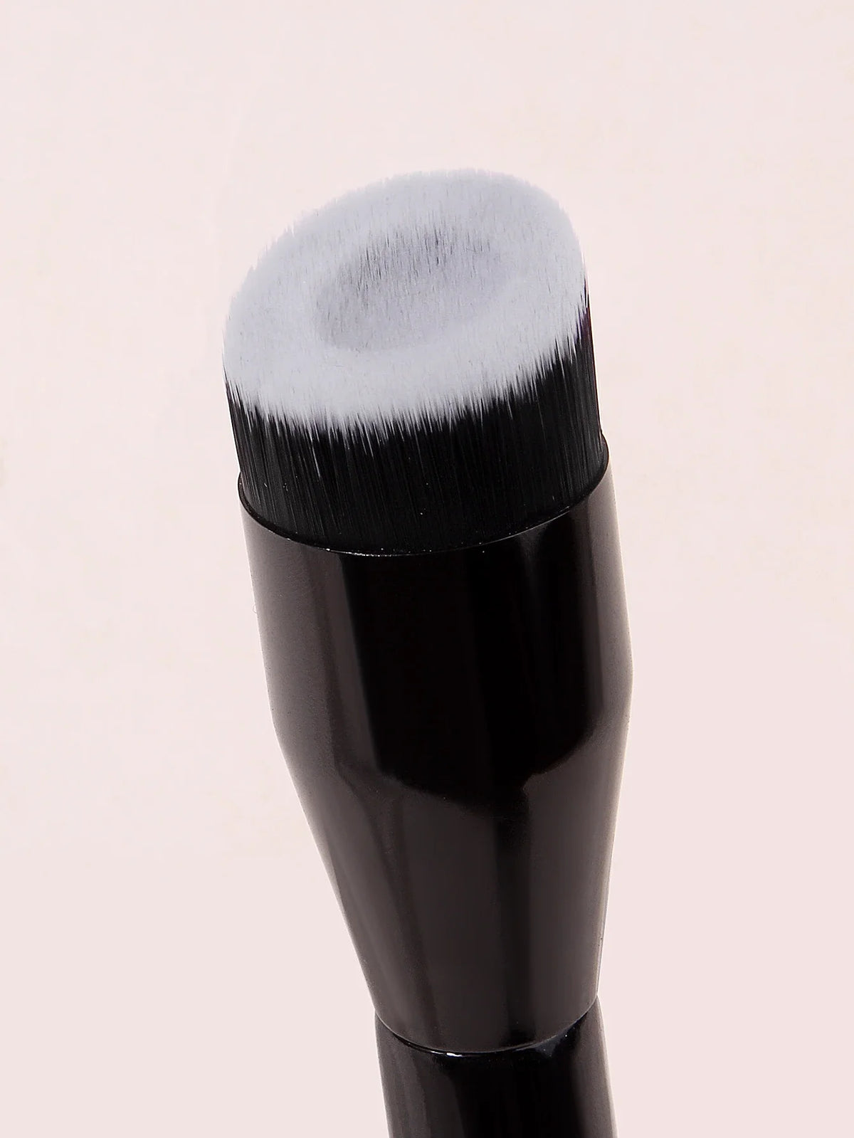 Nixie Facial Makeup Brush – Foundation, Blush & Contour